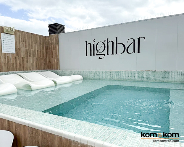 Highbar: Terraza Chill Out en la Azotea del hotel Odissey Room en el centro de Alicante. Proyecto Integral de Kom&Kom